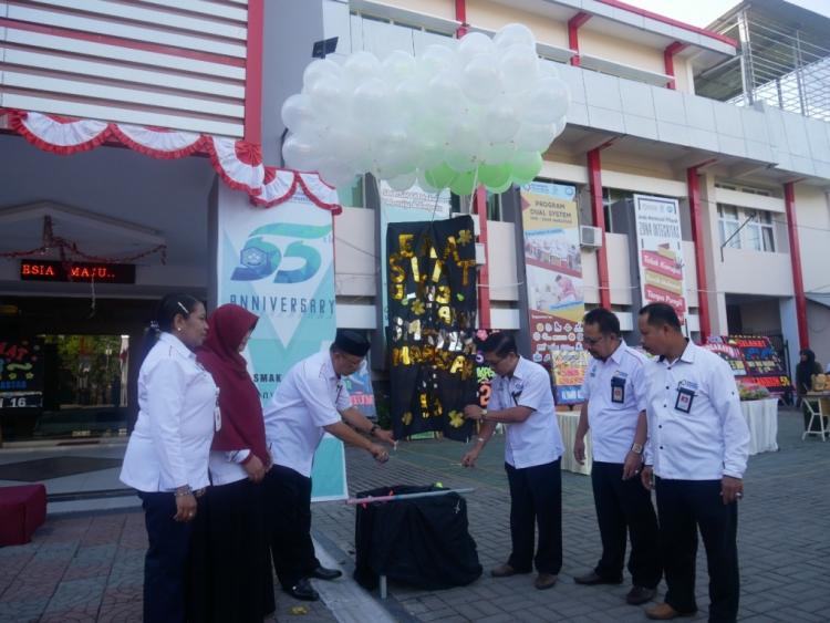 Upacara peringatab HUT 55 tahun SMK SMAK Makassar